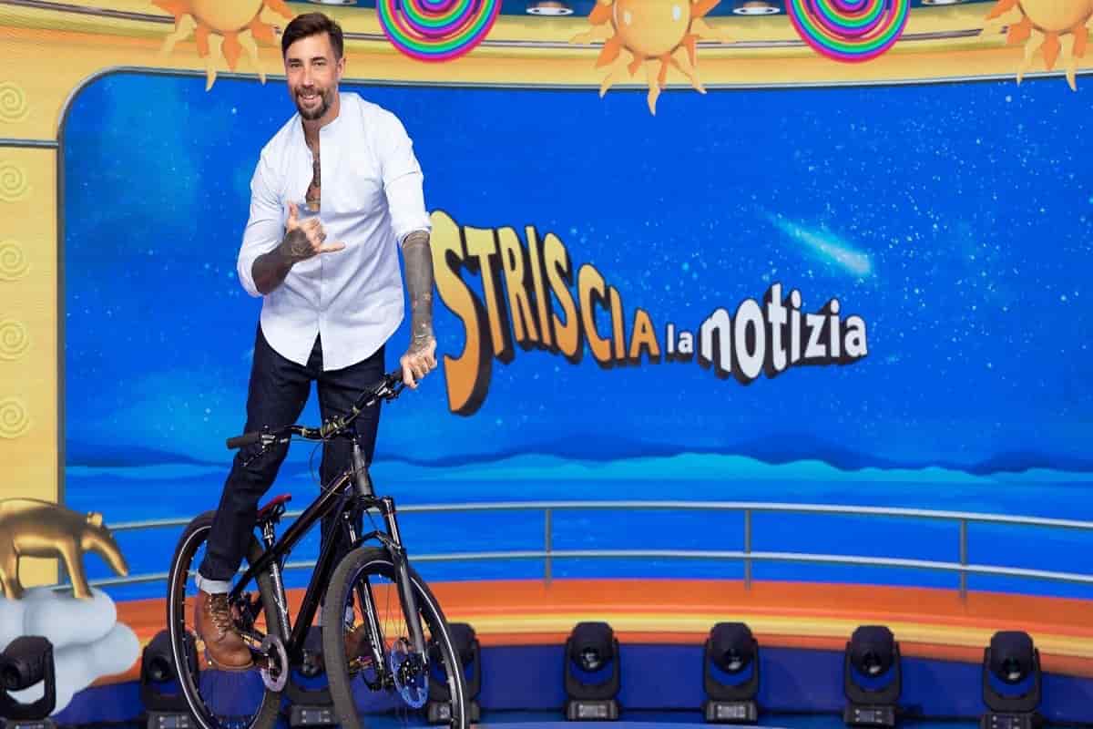 Perchè Brumotti lascia Striscia La Notizia: l’addio ufficiale