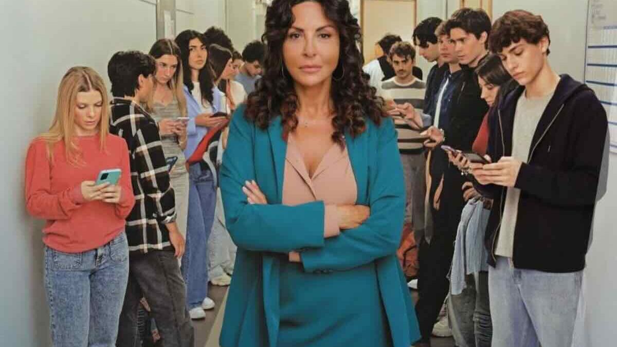 “E tu da che parte stai?”, il tribunale dei social nella nuova fiction Mediaset A Testa Alta. Sabrina Ferilli è la coscienza di un’Italia che non si piega