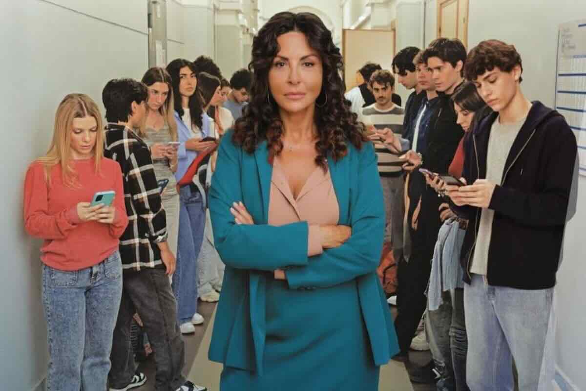 “E tu da che parte stai?”, il tribunale dei social nella nuova fiction Mediaset A Testa Alta. Sabrina Ferilli è la coscienza di un’Italia che non si piega