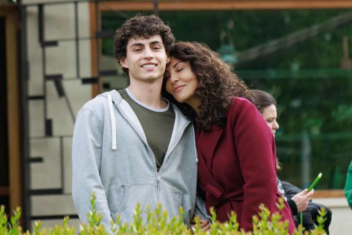 a testa alta trama e cast