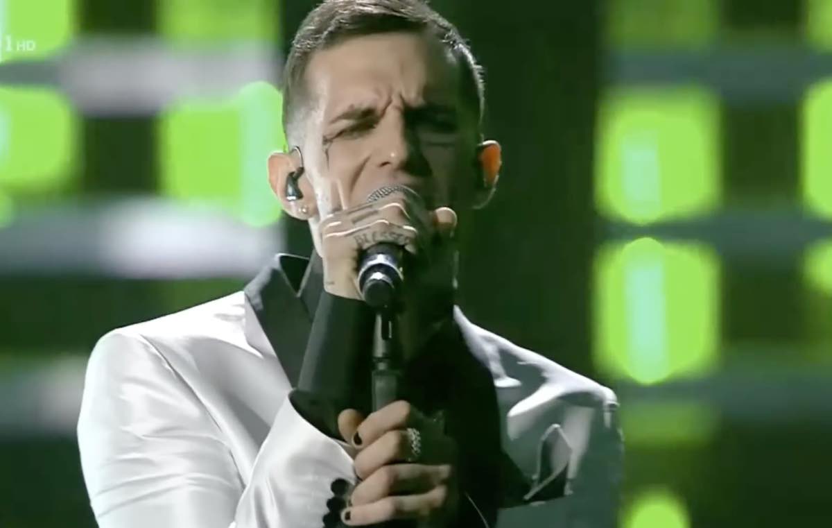 Achille Lauro a Sanremo mentre canta Rolls Royce