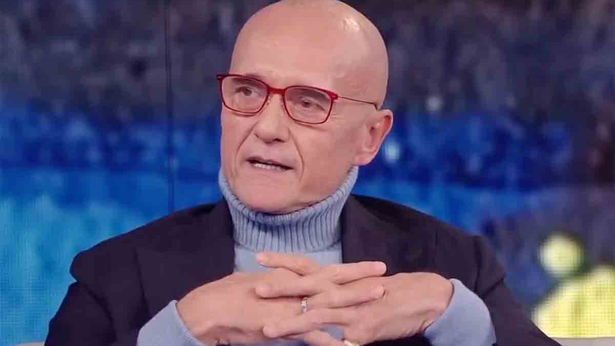 Alfonso Signorini davanti ai pm per tre ore: “Non ho commesso nessuna violenza né estorsione”
