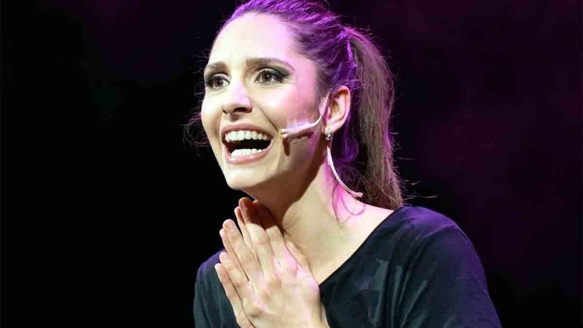 Beatrice Arnera rompe il silenzio: “Sono mesi che vivo questa condizione”. Minacce e insulti sui social, lo sfogo dell’attrice
