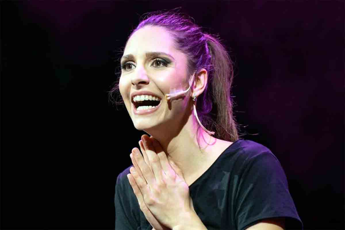 Beatrice Arnera rompe il silenzio: “Sono mesi che vivo questa condizione”. Minacce e insulti sui social, lo sfogo dell’attrice