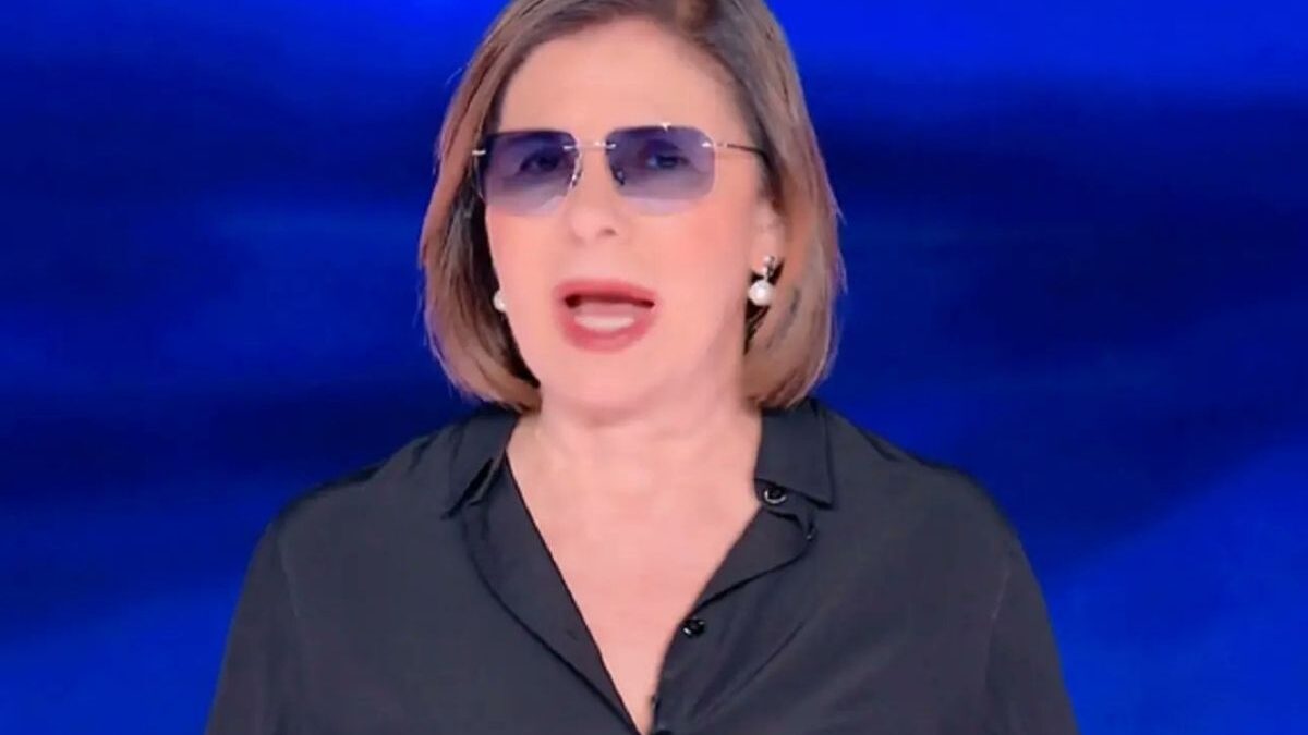 Bianca Berlinguer in onda con gli occhiali da sole a È sempre Cartabianca: l’operazione e la solidarietà di Corona