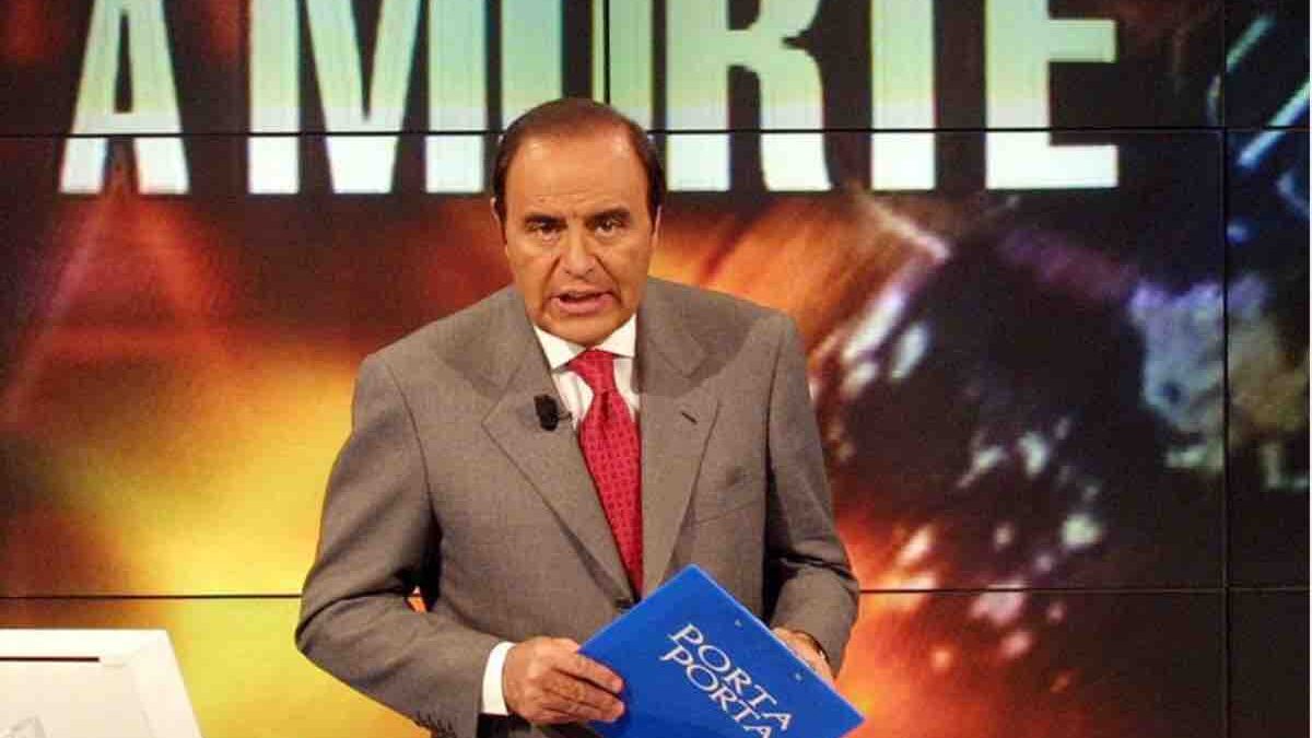 Bruno Vespa imita sè stesso per i 30 anni di Porta a Porta: il siparietto da Fiorello a Radio 2 | VIDEO