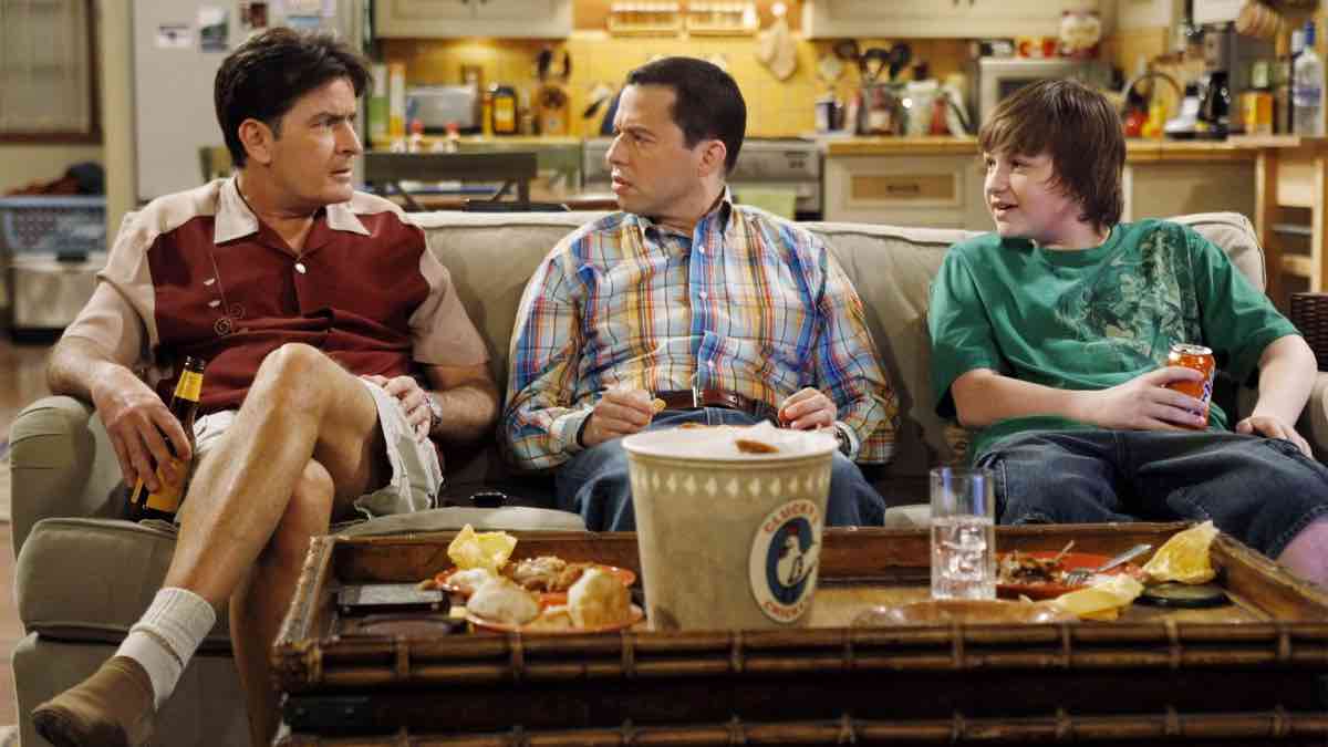 Due uomini e mezzo la serie televisiva con Charlie Sheen e Jon Cryer