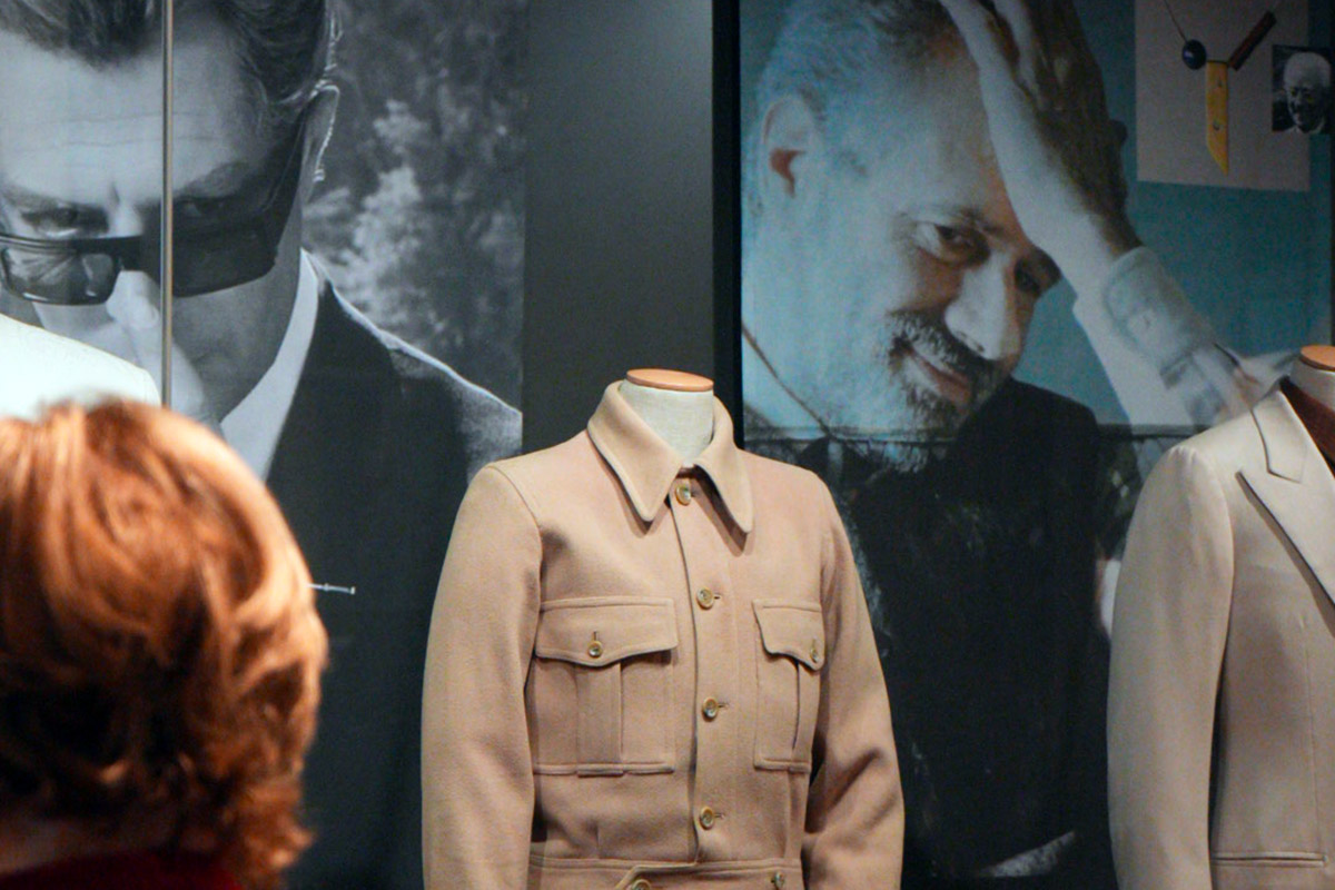 “The Gentleman”: a Milano la mostra che racconta l’eleganza maschile dal Settecento a oggi e guarda al cinema