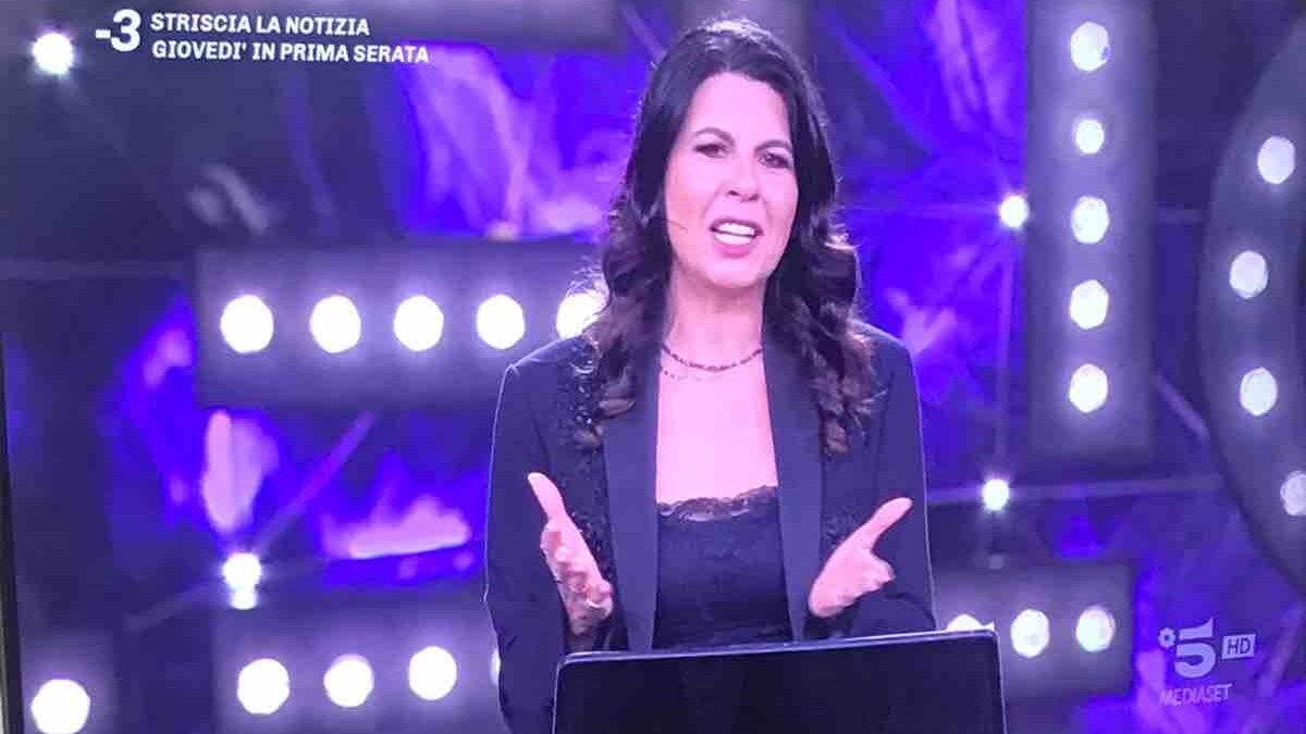 Geppi Cucciari, oltre la “splendida cornice”: il monologo a Zelig ricorda a tutti che la celebrità è solo un’illusione