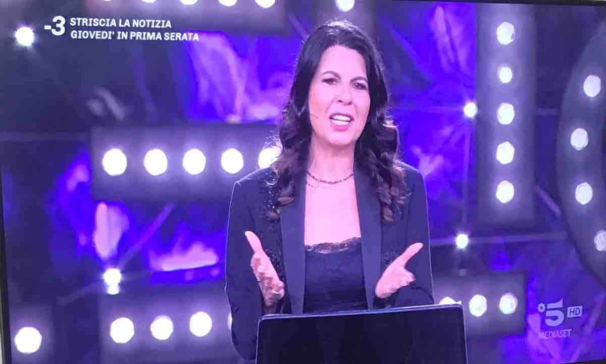 Geppi Cucciari, oltre la “splendida cornice”: il monologo a Zelig ricorda a tutti che la celebrità è solo un’illusione