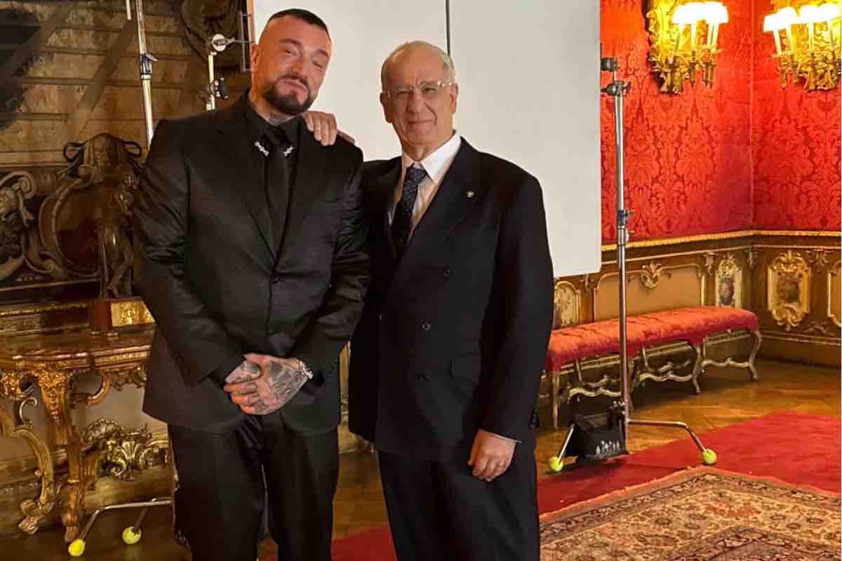 Guè Pequeno sfonda la quarta parete a colpi di rime: il Rap da “diversivo” sul piccolo schermo a fenomeno di culto cinematografico