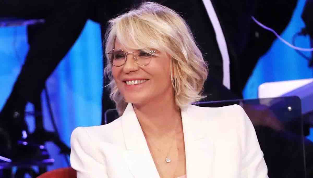 Maria De Filippi batte Antonella Clerici: The Voice Kids guadagna terreno, ma non basta. De Martino sorpassa Scotti in access prime time. I dati Auditel del 24 gennaio 2026