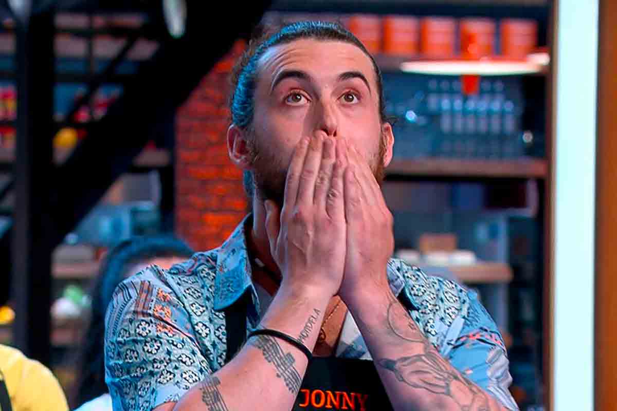 Masterchef Italia 15, l’eliminazione doppia (inaspettata), Cannavacciuolo corteggiato, Carlotta tra tensioni e polemiche