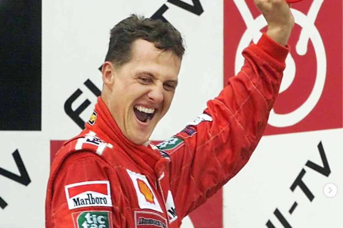 Michael Schumacher sta meglio: “Non è più in un letto, riesce a stare in carrozzina e ama guardare la Formula Uno”