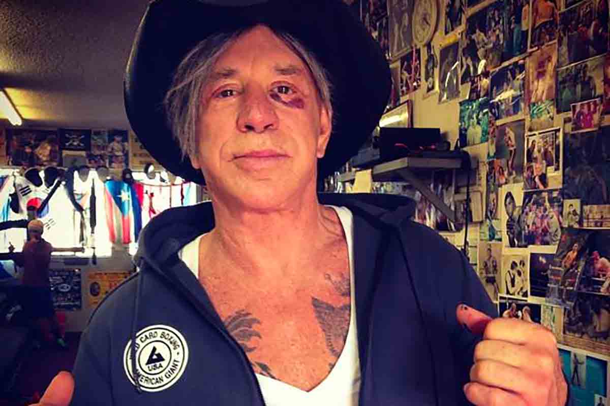 Mickey Rourke sul lastrico, ma smentisce la raccolta fondi: “È imbarazzante e umiliante, non ho bisogno di carità” – VIDEO