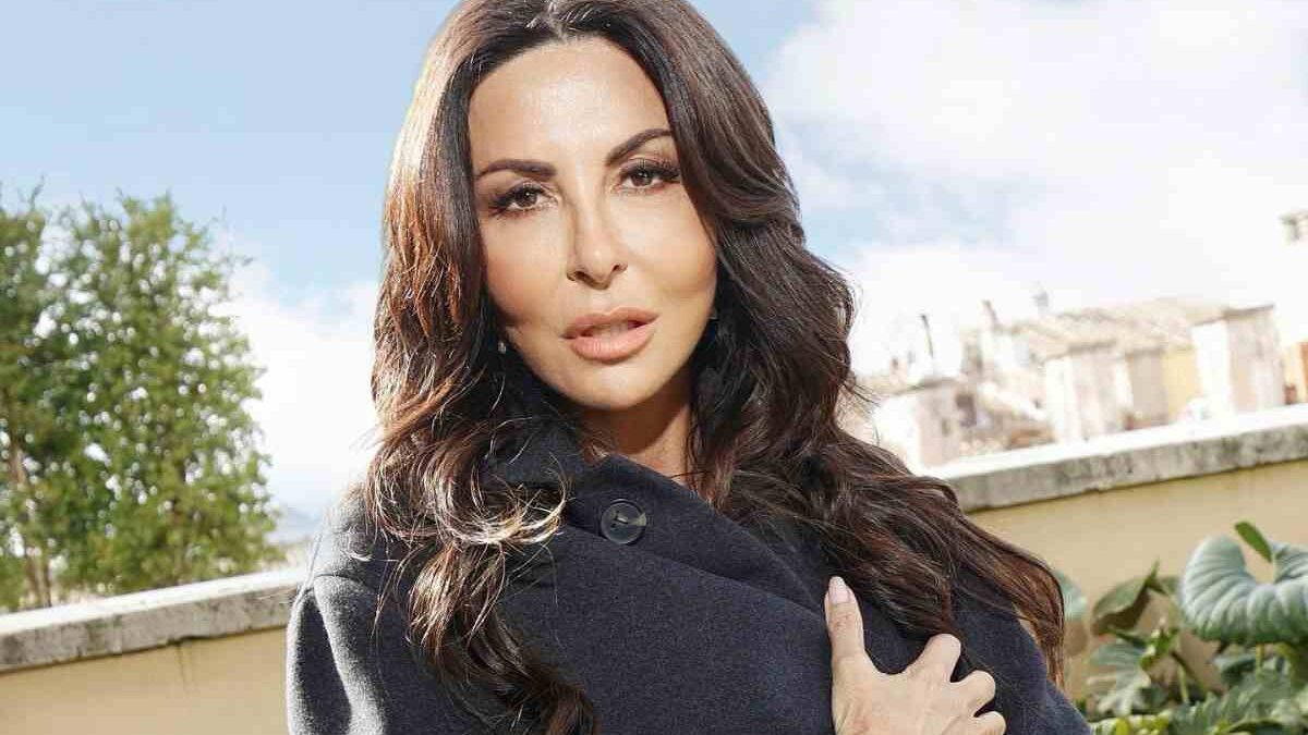 Sabrina Ferilli: età, la dieta e gli allenamenti, il marito e la maternità, dove vive, l’amicizia con Maria De Filippi