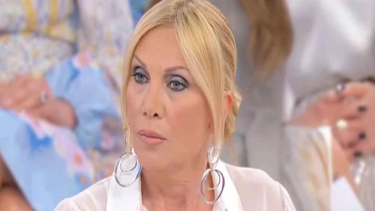 Uomini e Donne, spoiler prossime puntate: la lite in studio, Sabrina rifiuta di andare via dal trono over