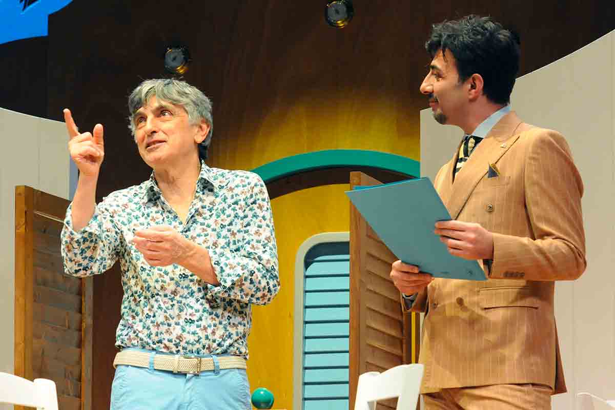 Vincenzo Salemme torna su Rai1 con “Ogni promessa è debito”: il teatro in diretta dall’Auditorium di Napoli