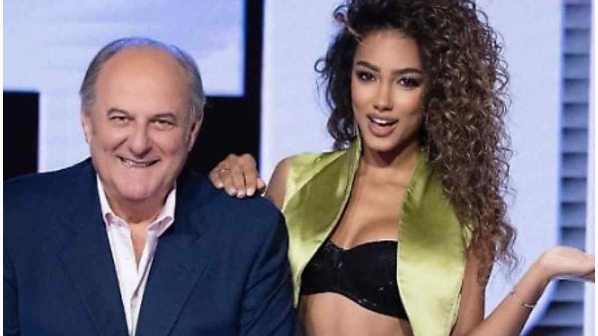 La Ruota della Fortuna, siparietto tra Gerry Scotti e Samira Lui: battuta pungente e attimo di commozione