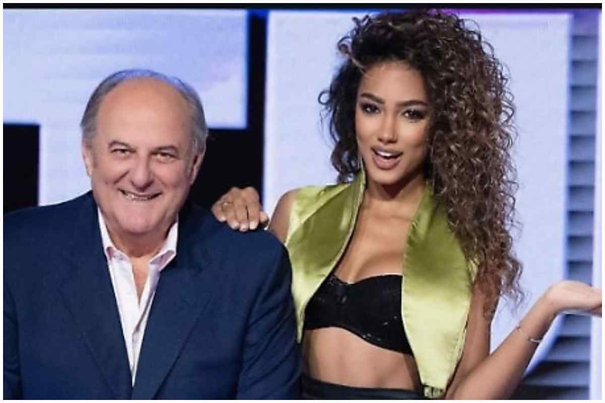 La Ruota della Fortuna, siparietto tra Gerry Scotti e Samira Lui: battuta pungente e attimo di commozione