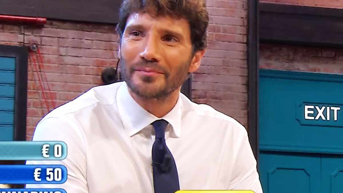 Scivolone di De Martino in diretta: “Non possiamo dirlo”. La frase scatena la bufera, perché e cosa “nasconde”