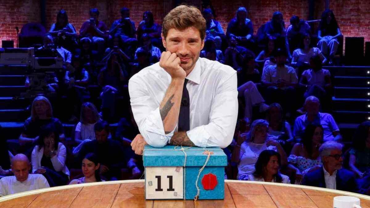 La TV non si ferma nemmeno davanti al lutto: lo show deve continuare. E il caso De Martino lo conferma