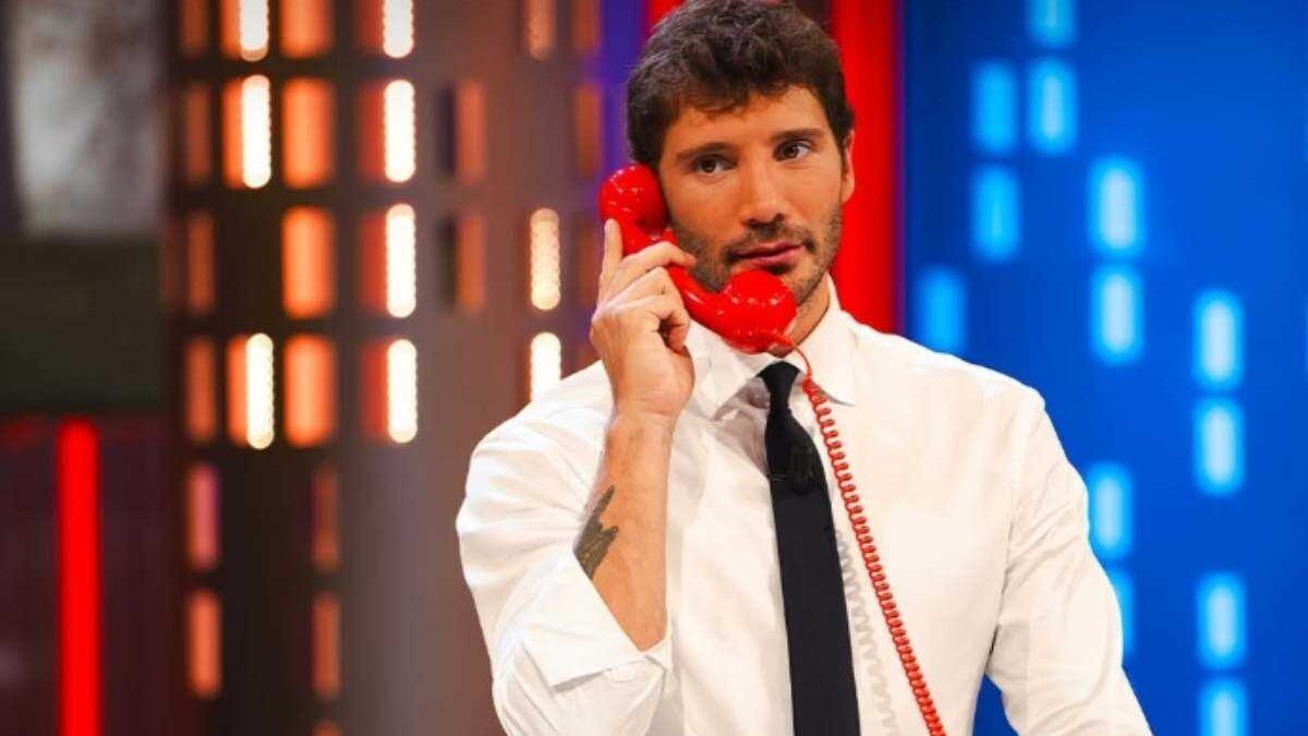 Affari tuoi, annuncio in diretta di Stefano De Martino: “Ci sarà anche lui”. Poi la partita: quanto hanno vinto stasera 2 gennaio 2026