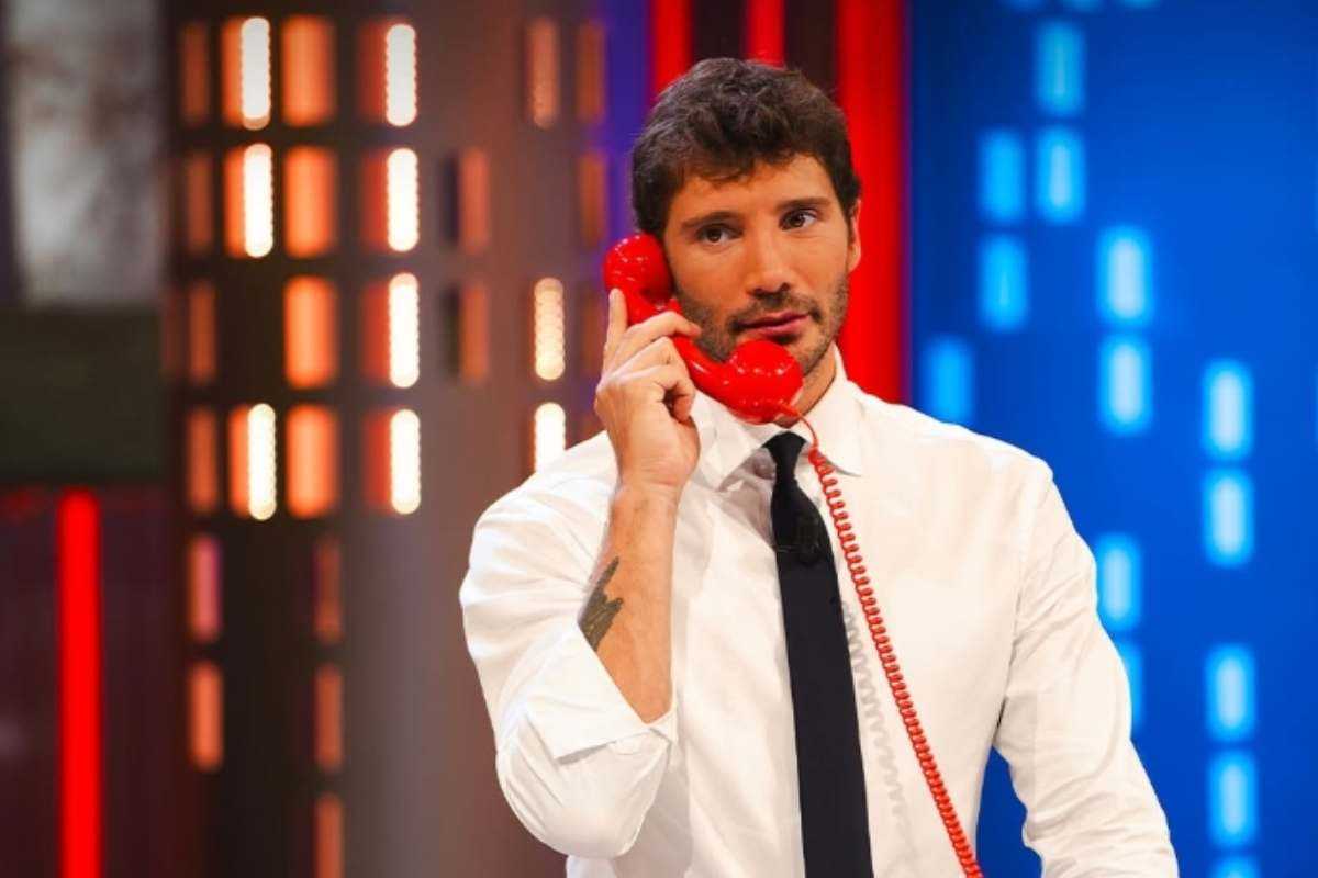 Affari tuoi, annuncio in diretta di Stefano De Martino: “Ci sarà anche lui”. Poi la partita: quanto hanno vinto stasera 2 gennaio 2026