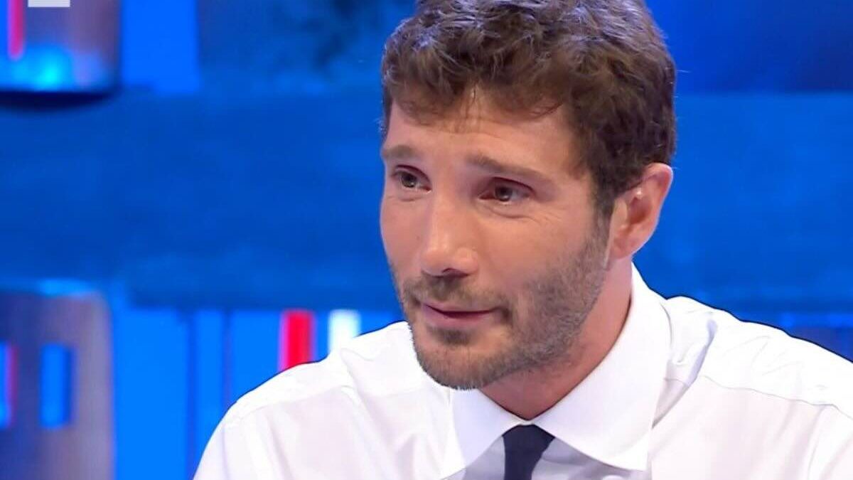 Affari Tuoi, scatta il bacio con Stefano De Martino: “Come sei bello”