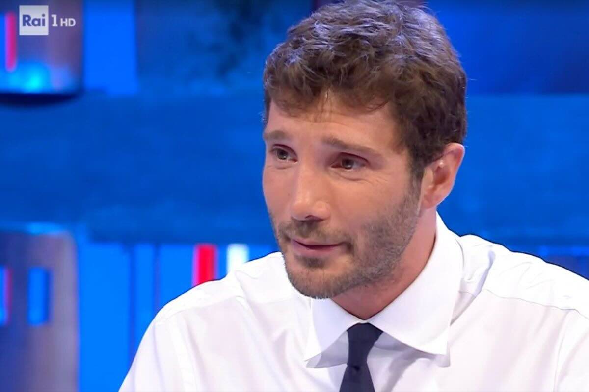 Affari Tuoi, scatta il bacio con Stefano De Martino: “Come sei bello”