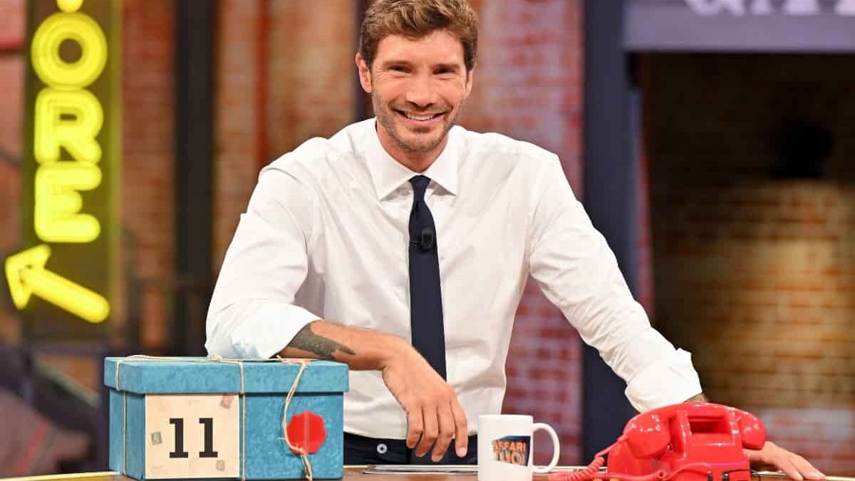 Affari tuoi, Stefano De Martino come Annalisa: puntata spumeggiante stasera 12 gennaio 2026