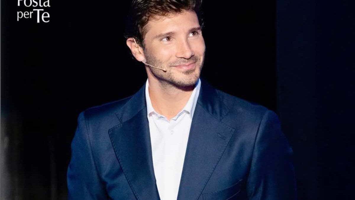 De Martino tra Rai e Mediaset, mentre Maria De Filippi si prende il sabato sera: C’è Posta Per Te batte The Voice Kids. I dati Auditel del 17 gennaio 2026