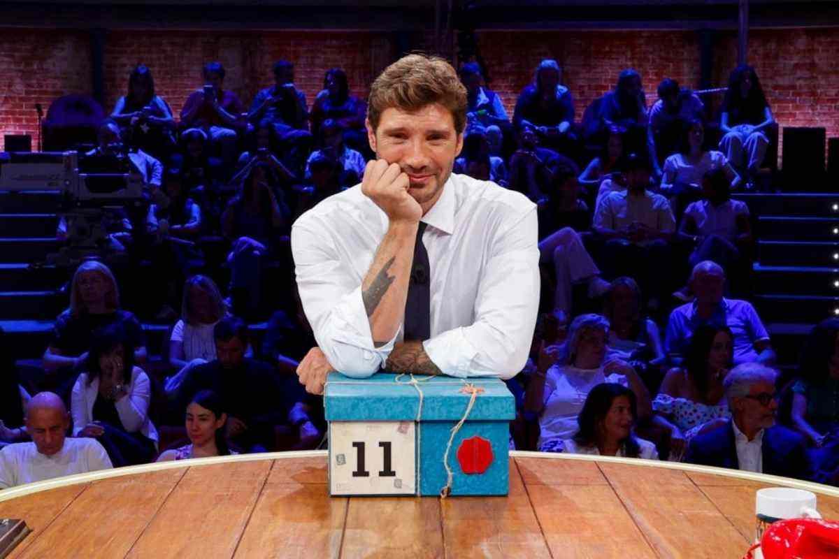 La TV non si ferma nemmeno davanti al lutto: lo show deve continuare. E il caso De Martino lo conferma
