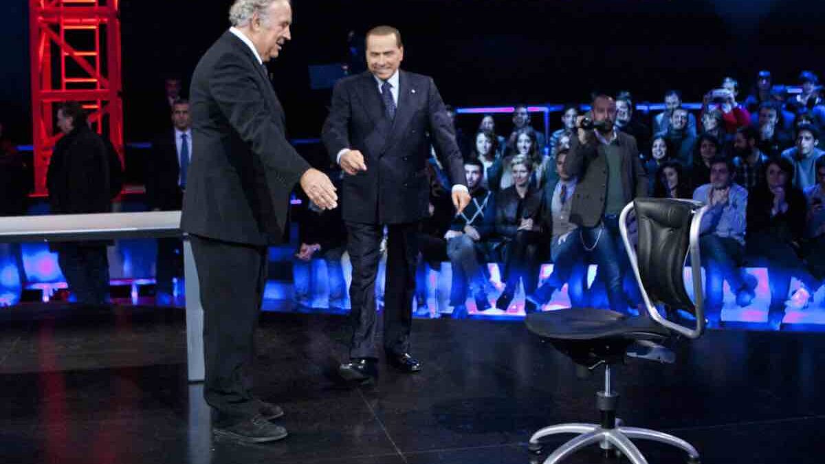 Travaglio-Berlusconi, 13 anni fa “la pulizia della sedia” più famosa del piccolo schermo: quando la politica era ancora un evento televisivo
