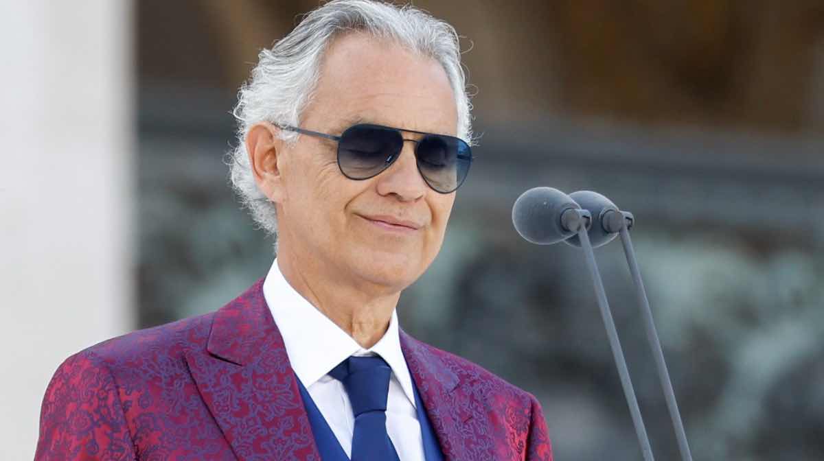 Andrea Bocelli super ospite nella serata finale di Sanremo 2026: l’annuncio di Carlo Conti a Domenica In
