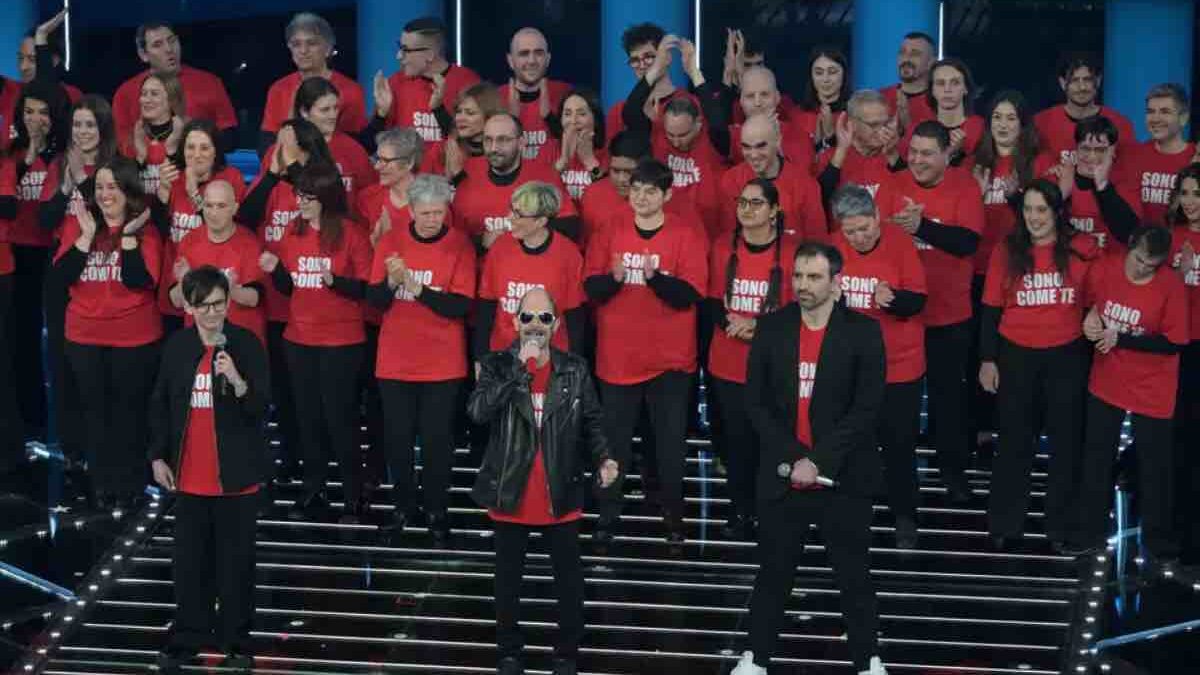 Carlo Conti, la disabilità a Sanremo (e nella vita) andrebbe raccontata diversamente: cosa hai sbagliato sul palco dell’Ariston