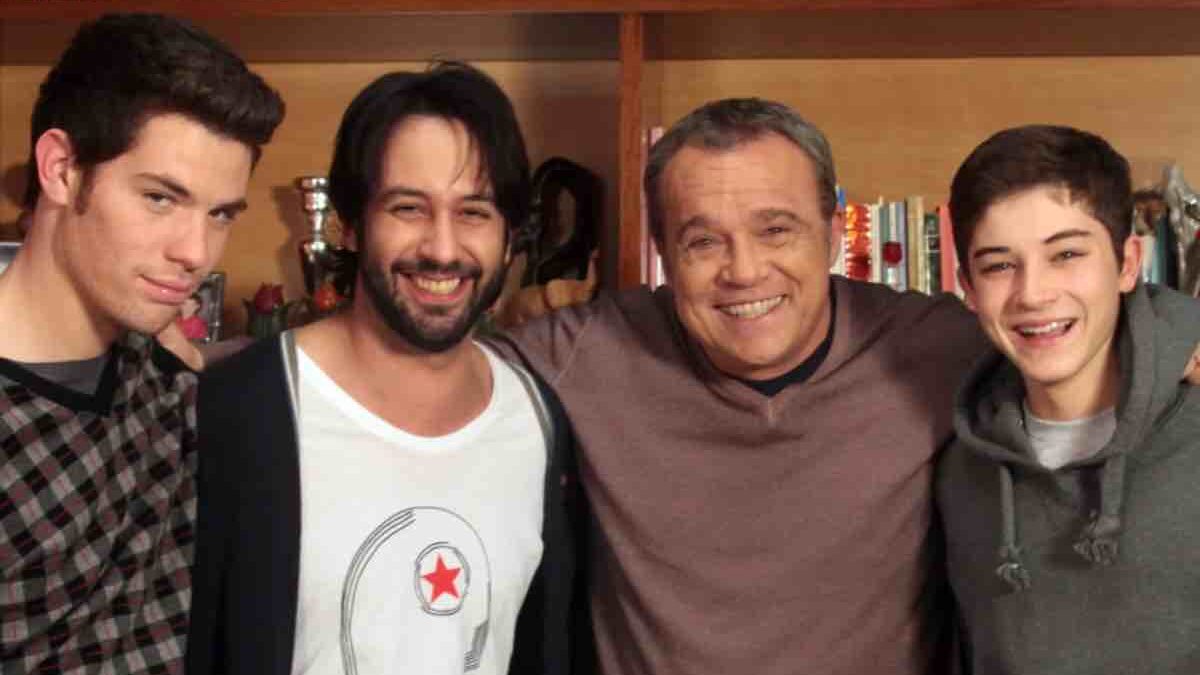 I Cesaroni, la nuova serie diventa un caso: slitta ancora la data di partenza, i fan chiedono chiarezza e spunta anche uno striscione