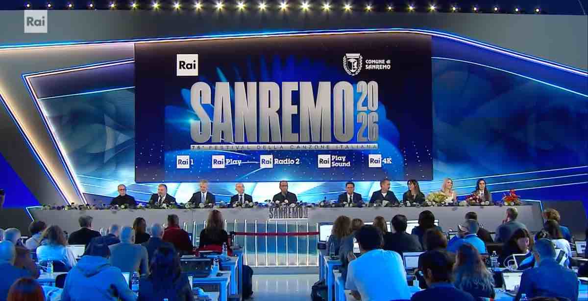 Sanremo 2026, la conferenza stampa della prima serata: dal ricordo di Maurizio Costanzo all’arrivo di Can Yaman all’Ariston, gli argomenti principali