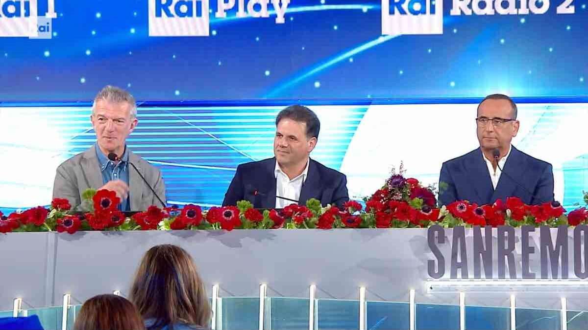 Sanremo 2026, la conferenza stampa della terza serata: “Pantani in versione Lapo e Irina Shayk alla co-conduzione, Gazzoli pronto ed emozionato per l’Ariston”
