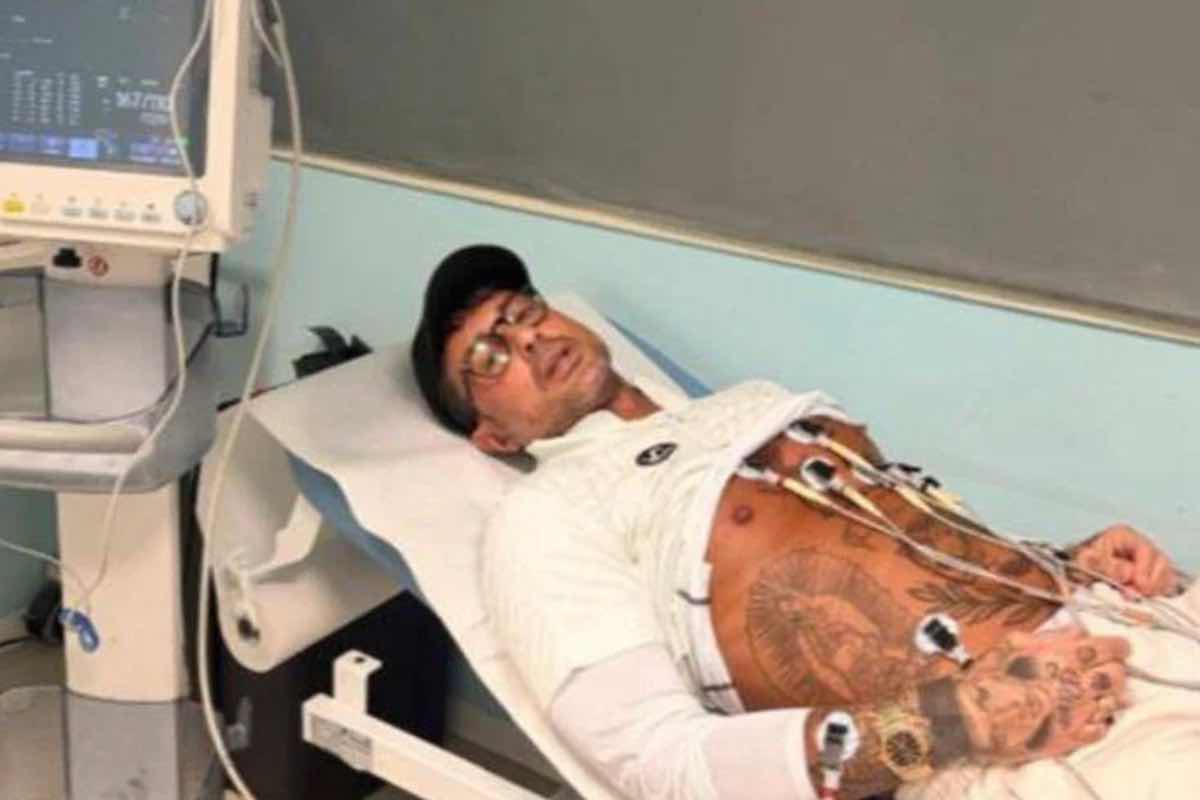 Fabrizio Corona in ospedale: “Mi state ricreando, non mi fermo”, il post sui social divide i fan