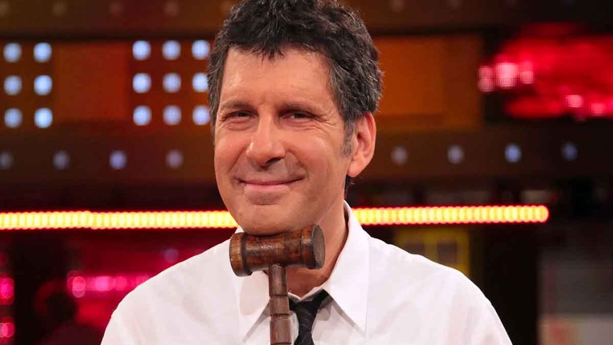 Ricordando Fabrizio Frizzi che oggi avrebbe compiuto 68 anni | Il conduttore che ha cambiato il volto della TV italiana
