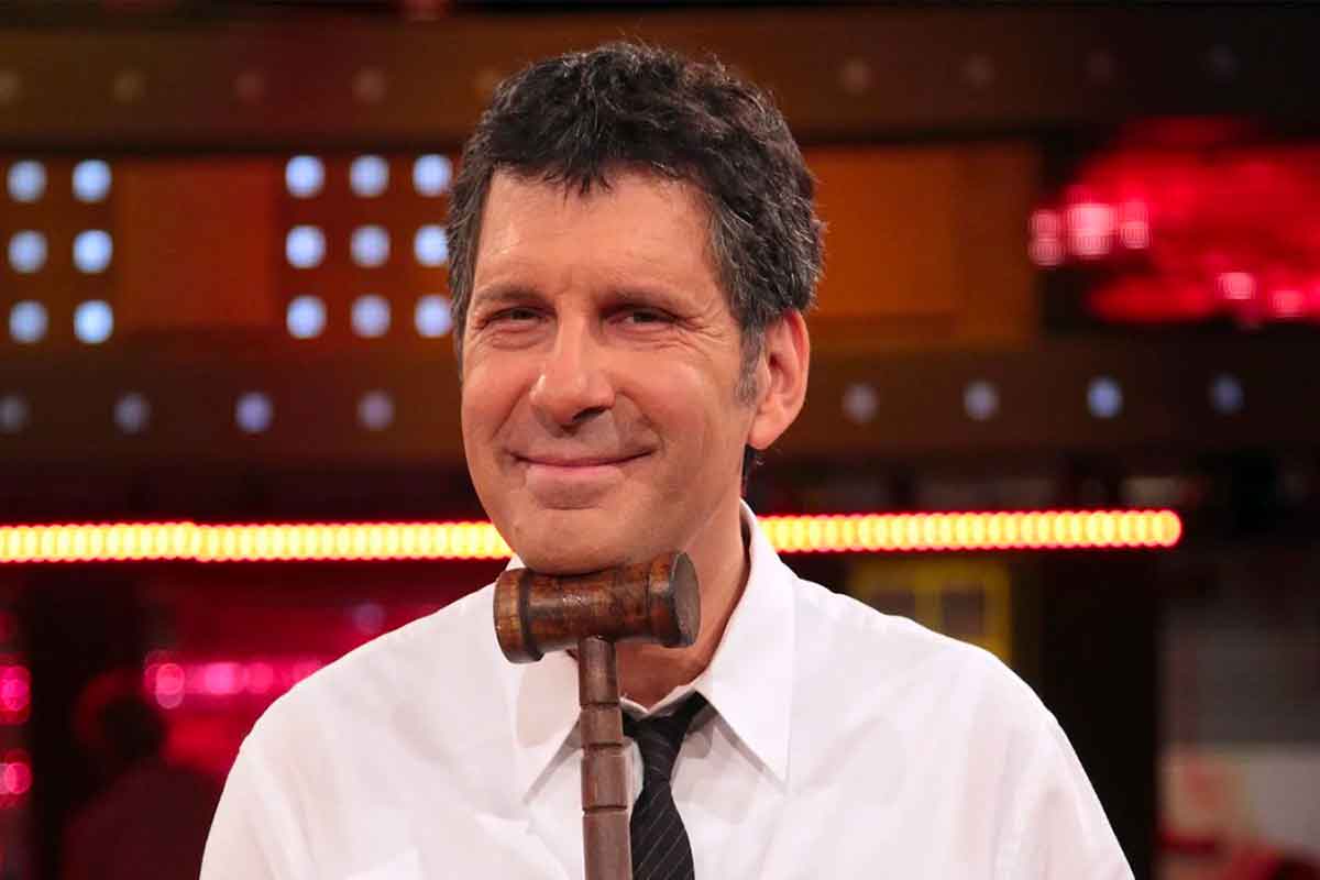 Ricordando Fabrizio Frizzi che oggi avrebbe compiuto 68 anni | Il conduttore che ha cambiato il volto della TV italiana