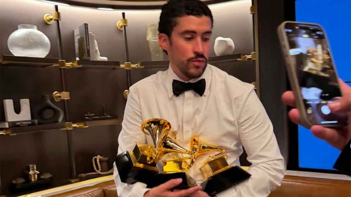 Bad Bunny ai Grammy 2026: “ICE fuori”, il discorso contro le politiche di Trump spalanca una enorme polemica