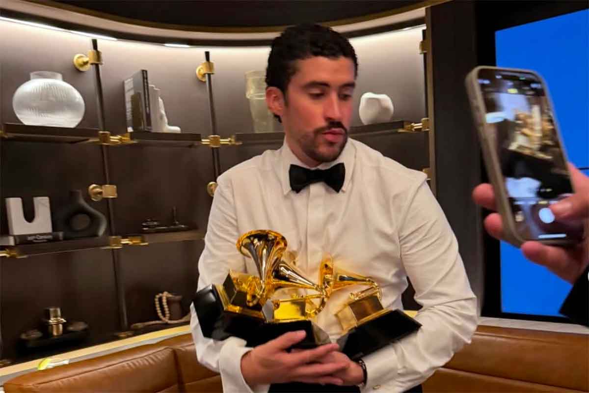 Bad Bunny ai Grammy 2026: “ICE fuori”, il discorso contro le politiche di Trump spalanca una enorme polemica