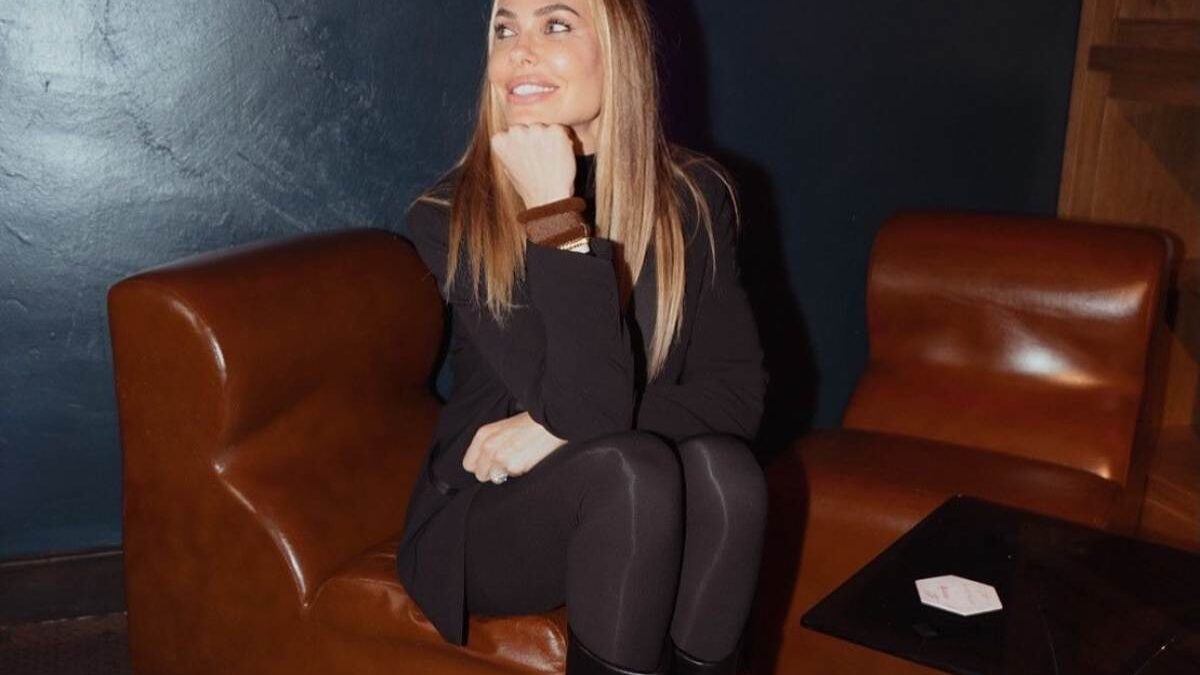 Ilary Blasi si sposa e mostra l’anello: la romantica proposta a Parigi