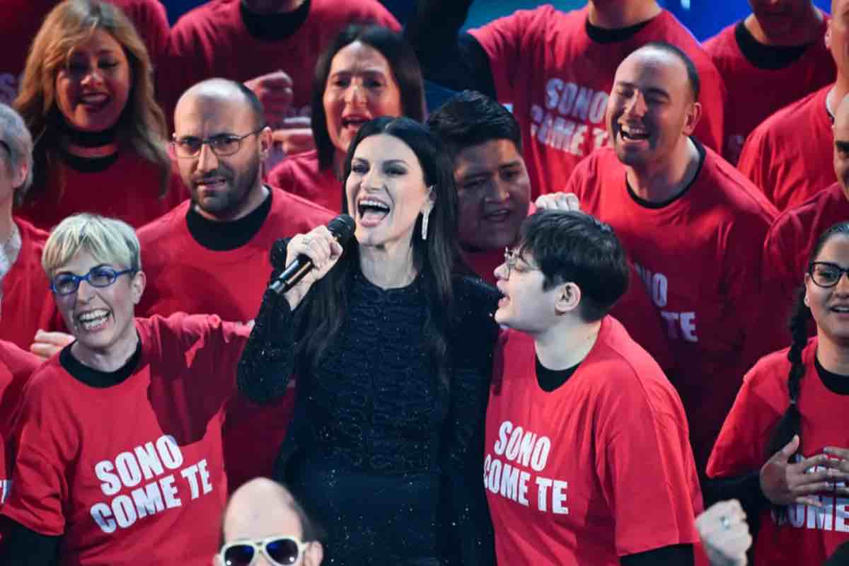 Laura Pausini insieme al coro ANFFAS di La Spezia