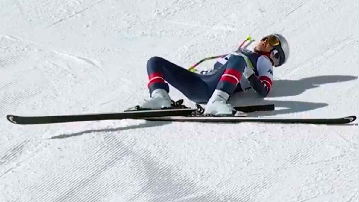 Lindsey Vonn, brutta caduta a Cortina nella discesa olimpica: portata via in elicottero | IL VIDEO DELLA CADUTA