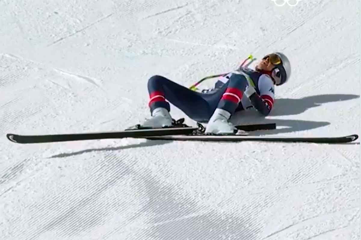 Lindsey Vonn, brutta caduta a Cortina nella discesa olimpica: portata via in elicottero | IL VIDEO DELLA CADUTA