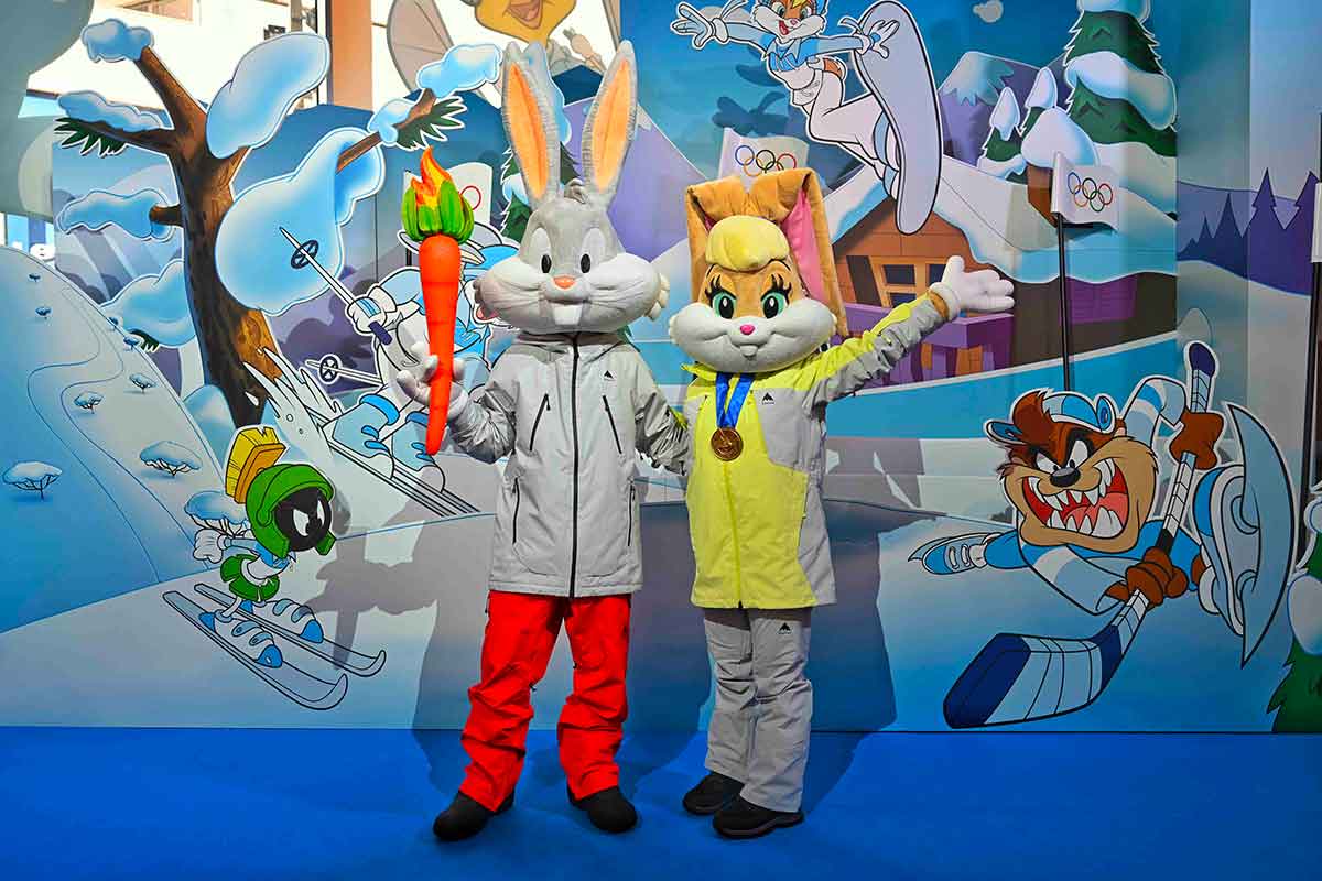 Looney Tunes alle Olimpiadi Milano-Cortina 2026: grande affluenza per l’apertura del Pin Trading Center | Intervista ad Ashley Woodall