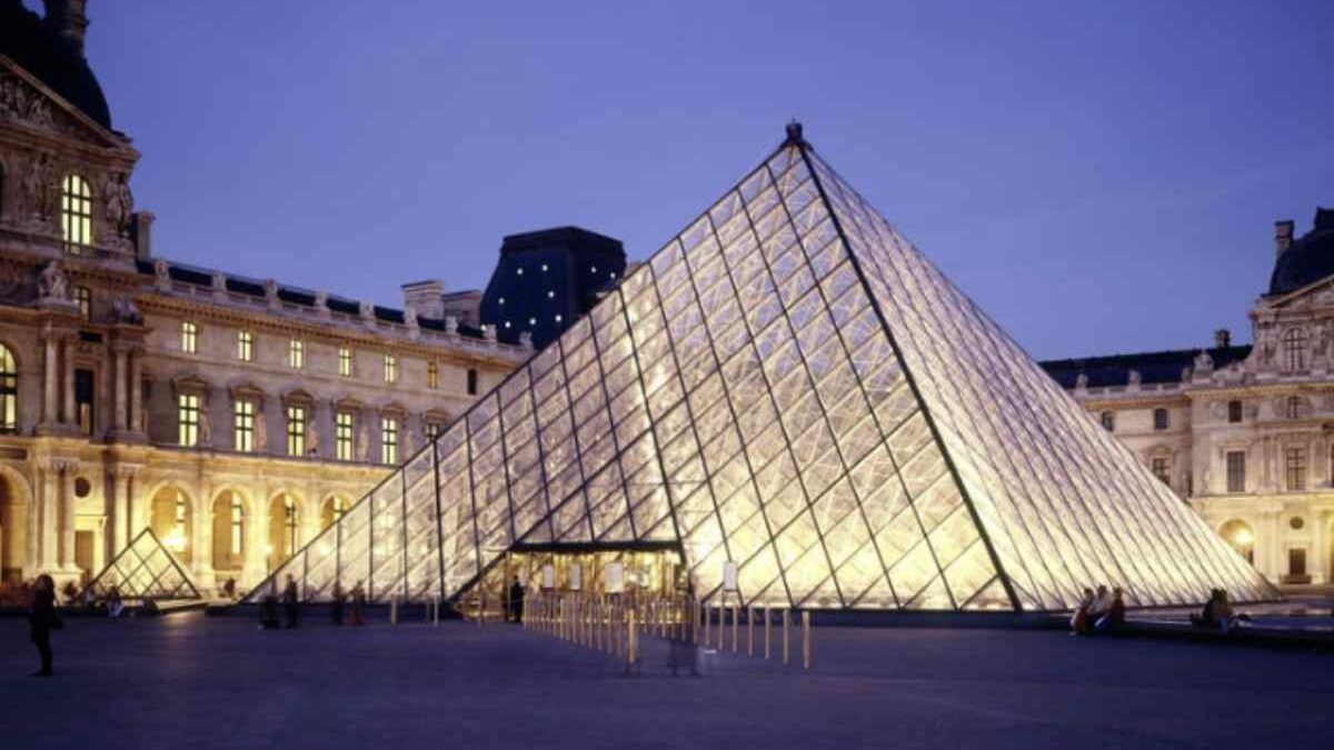 Dimissioni shock al Louvre: la presidente lascia dopo il maxi furto di gioielli (e lo scandalo delle frodi sui biglietti)